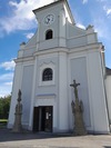 přední pohled na šikmý kostel